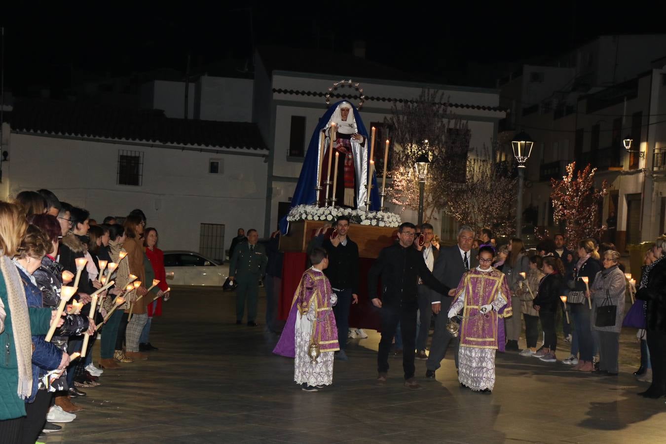 Numerosos fieles acompañaron el traslado desde la iglesia de San Miguel hasta la ermita de Los Mártires.