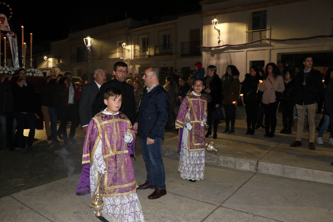 Numerosos fieles acompañaron el traslado desde la iglesia de San Miguel hasta la ermita de Los Mártires.