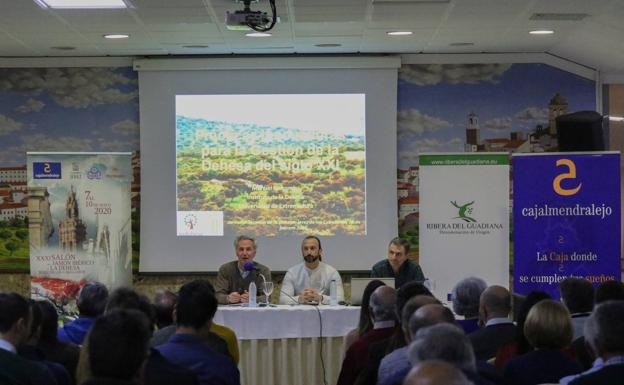 Juan Carlos Santanta, alcalde, junto a Carlos Boza, concejal de Industria, y Manuel Bertumeo, ponente.