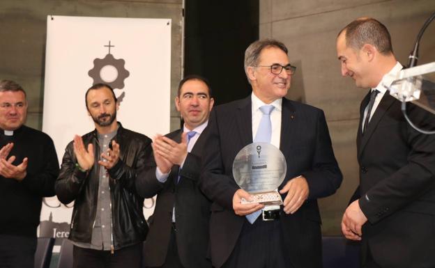 Juan Jose 'Tierrasllanas' recibierndo un obsequio de manos del presidente de la Asociación de hermanas y hermanos costaleros en agradecimiento por su Pregón.