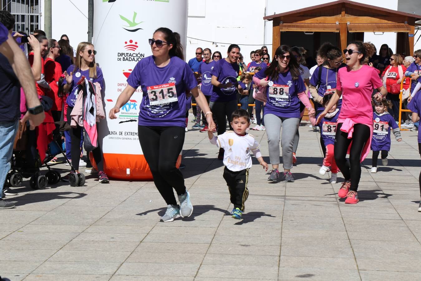 Participantes en la II Carrera de la Mujer.