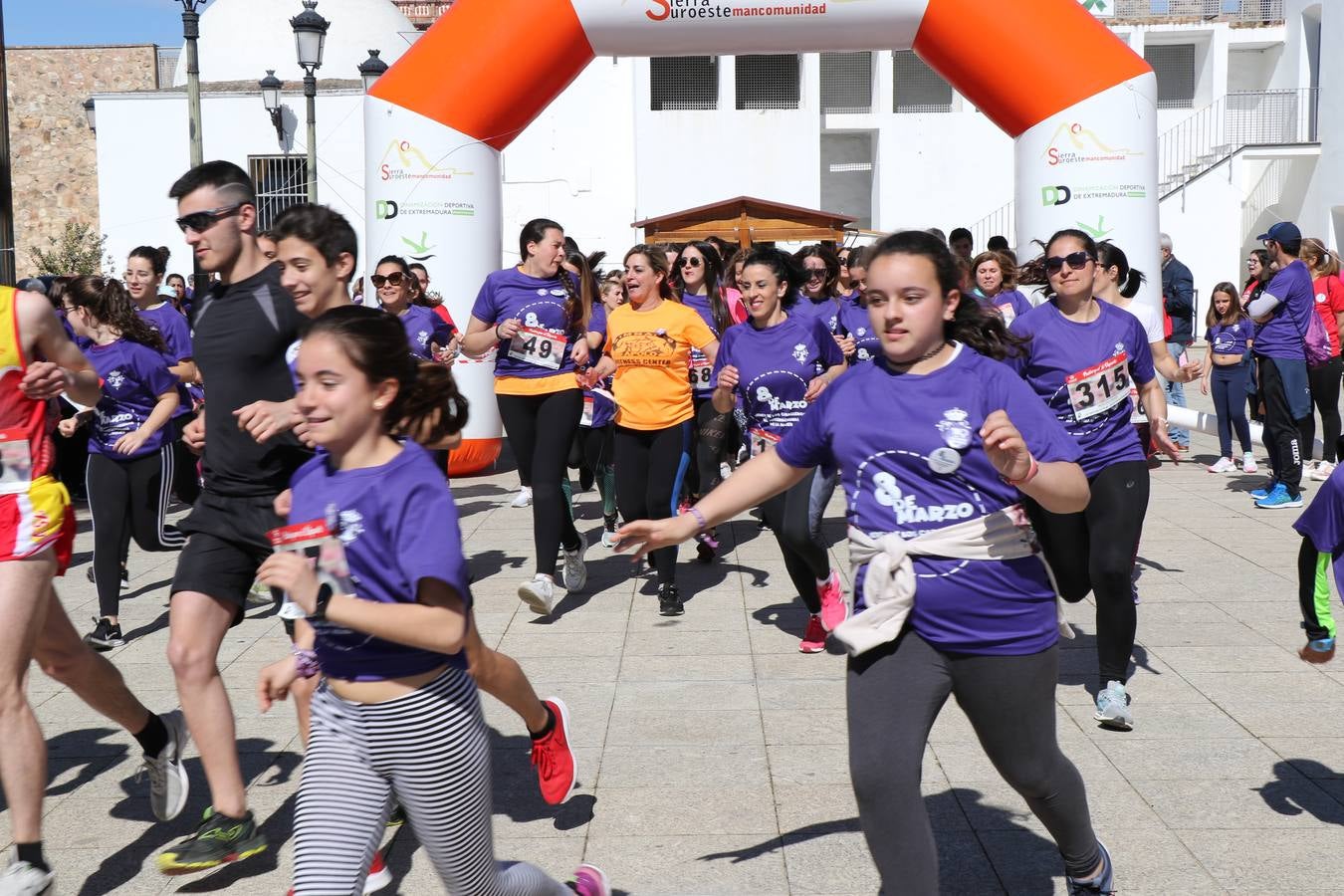 Participantes en la II Carrera de la Mujer.
