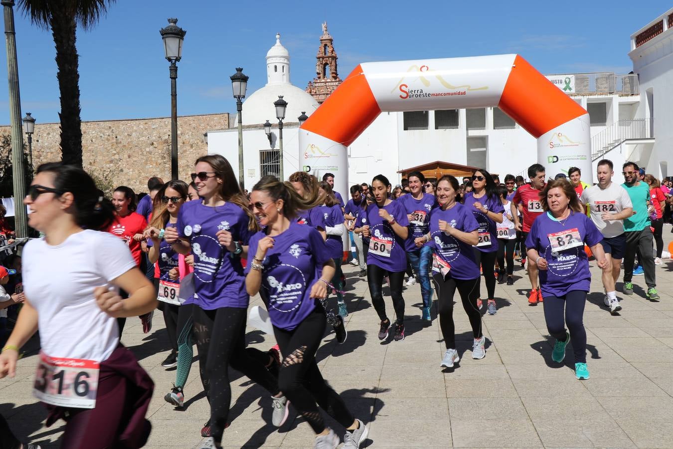 Participantes en la II Carrera de la Mujer.