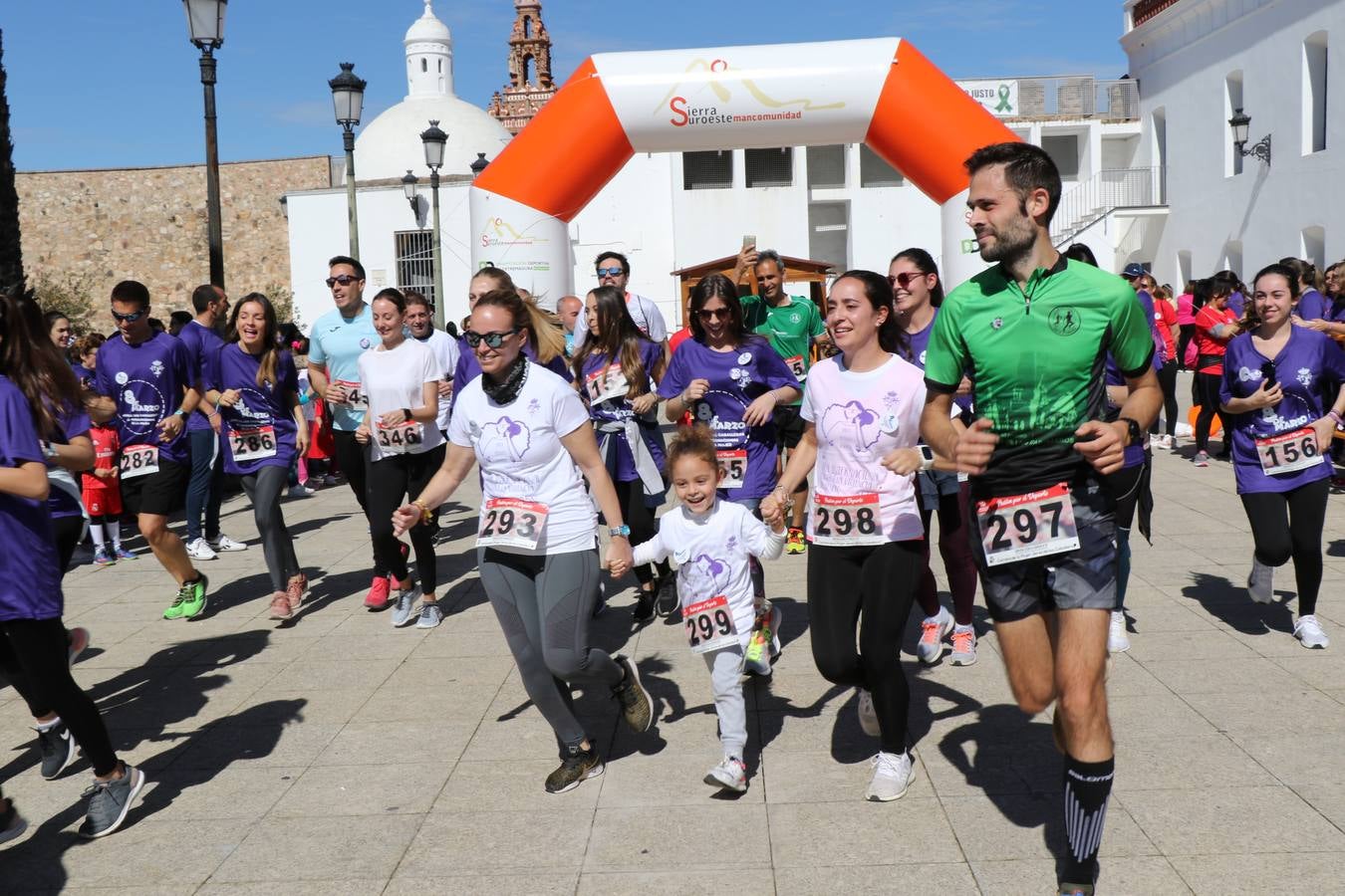 Participantes en la II Carrera de la Mujer.