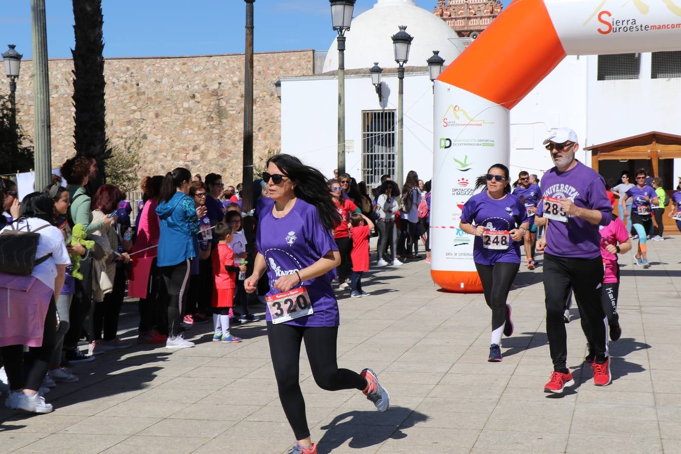 Participantes en la II Carrera de la Mujer.
