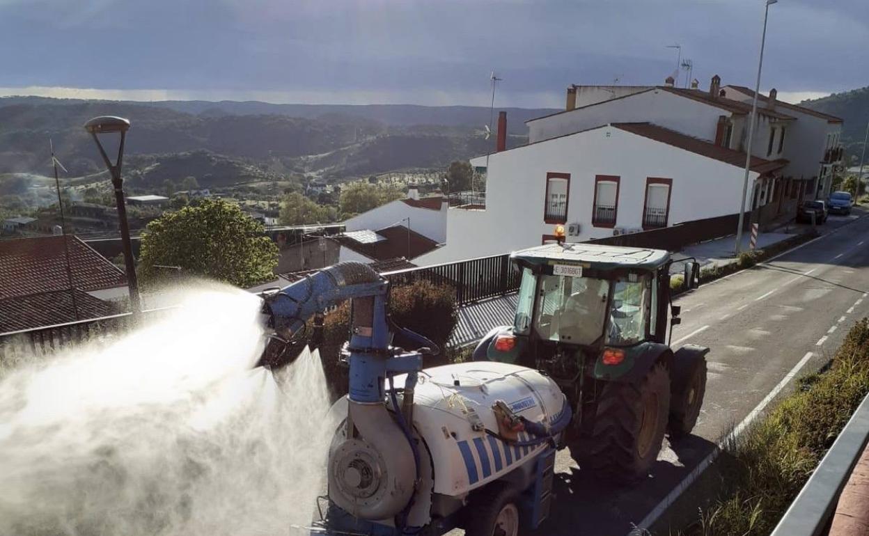 Un agricultor desinfecta una de las calles de Jerez con su tractor. 
