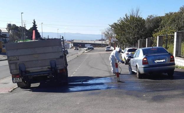operario procediendo a la desinfección de un vehículo en uno de los controles que lleva a cabo la Policía Local.