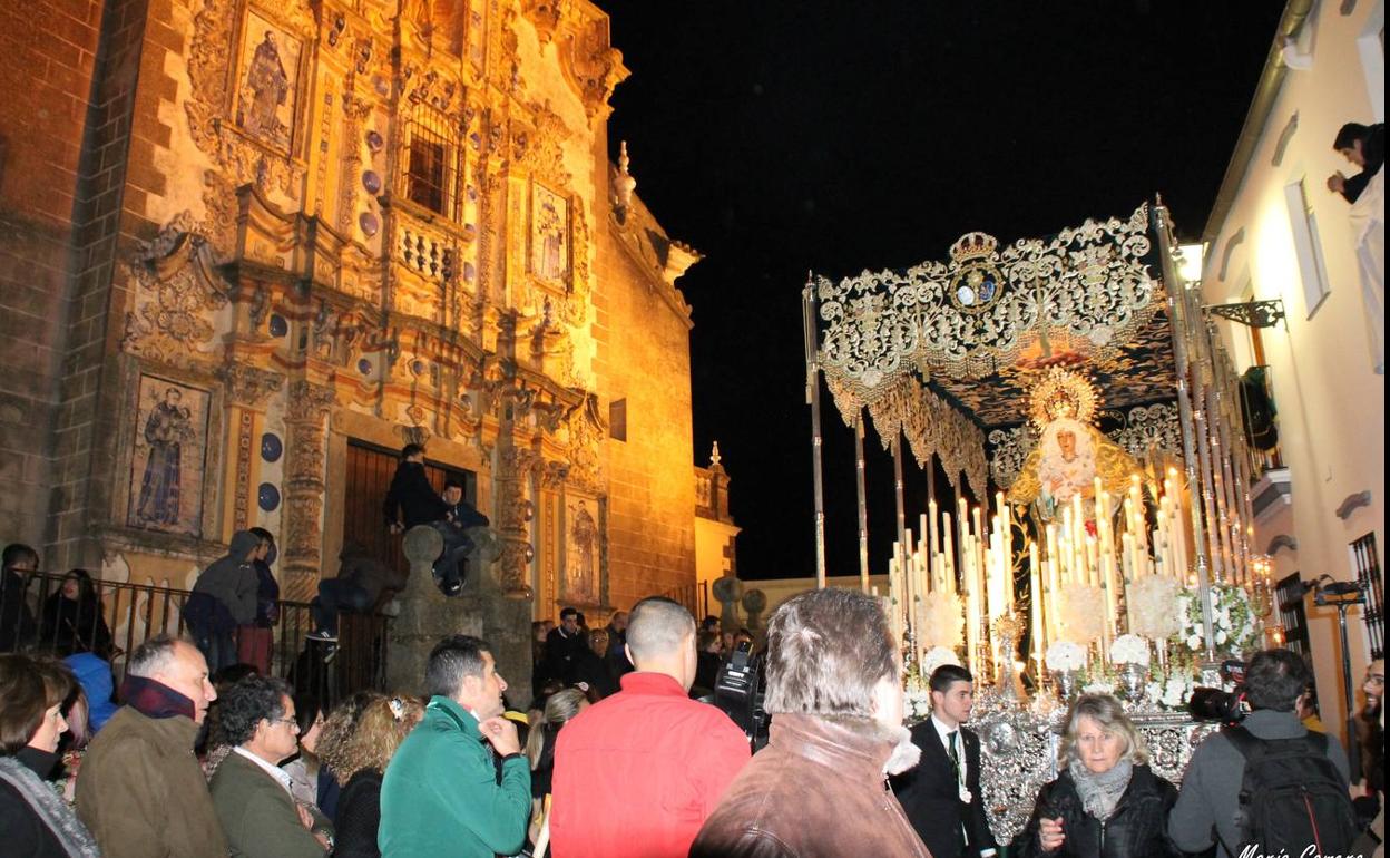 Salida de la Esperanza Macarena, desde el templo de San Bartolomé, la madrugá jerezana.