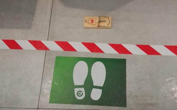 Mantener la distancia de seguridad es norma en las Farmacias. 
