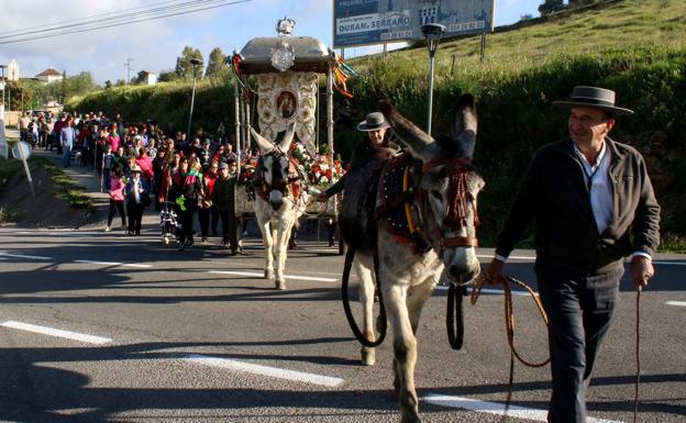 Salida de la procesión desde el Santuario de Nuestra Señora de Aguasantas.