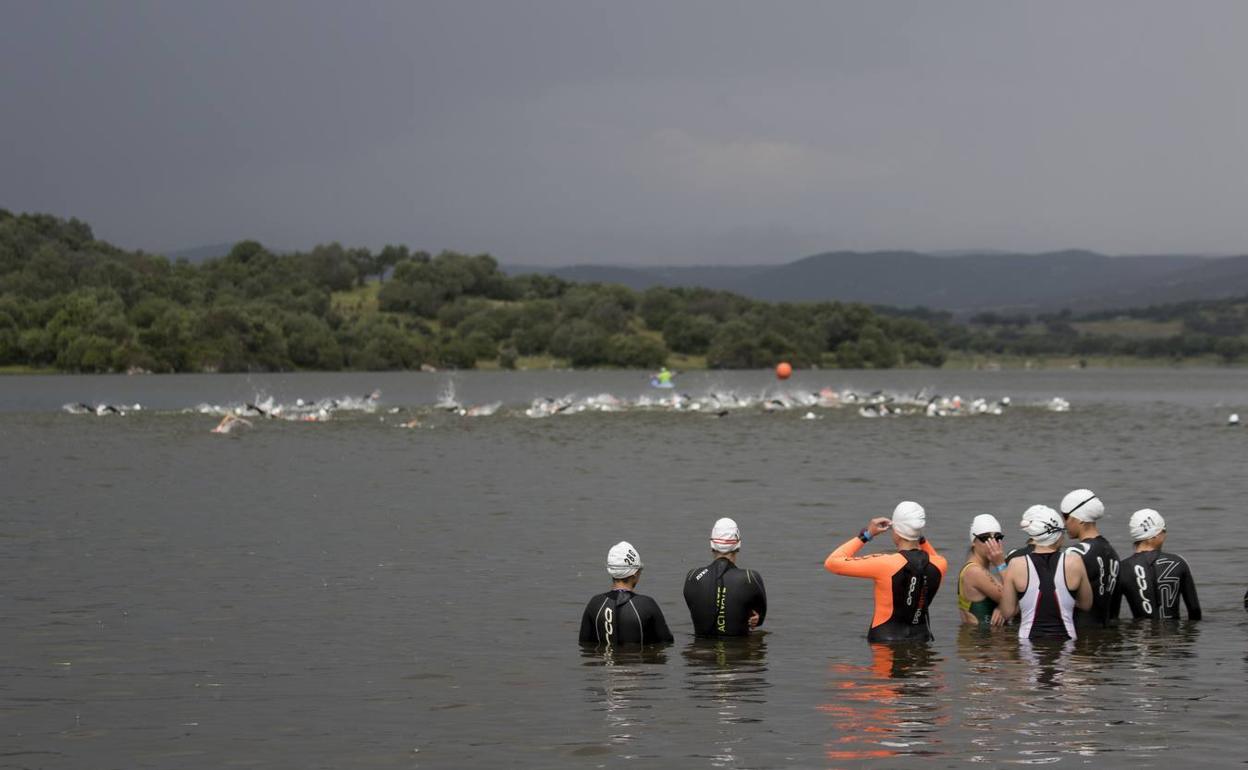 Segmento de natación en el embalse de Brovales. 