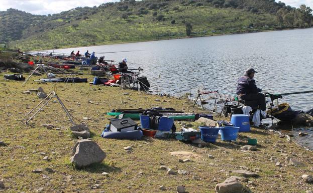 Pescadores en el embalse de Valuengo.