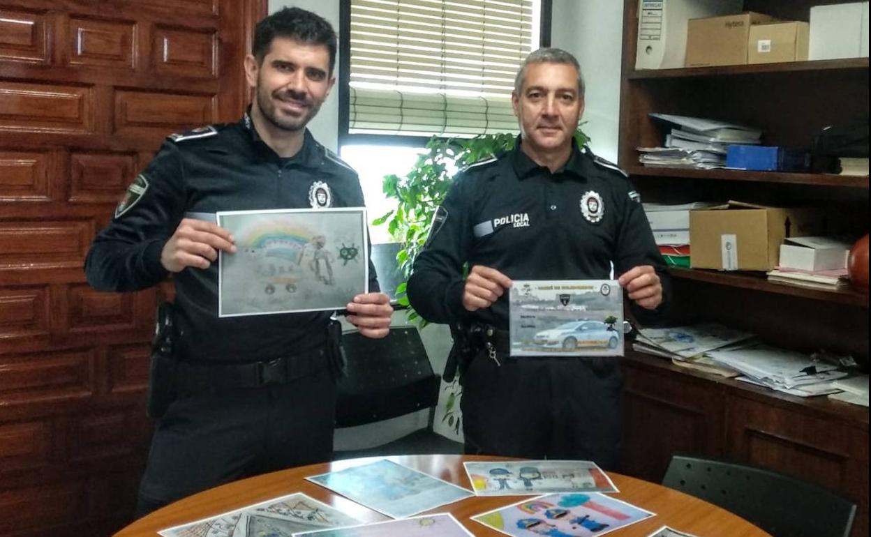Gabriel Poves, policía local, con uno de los dibujos y Francisco Casilda, jefe de la Policía Local, con el carnet personalizado. 