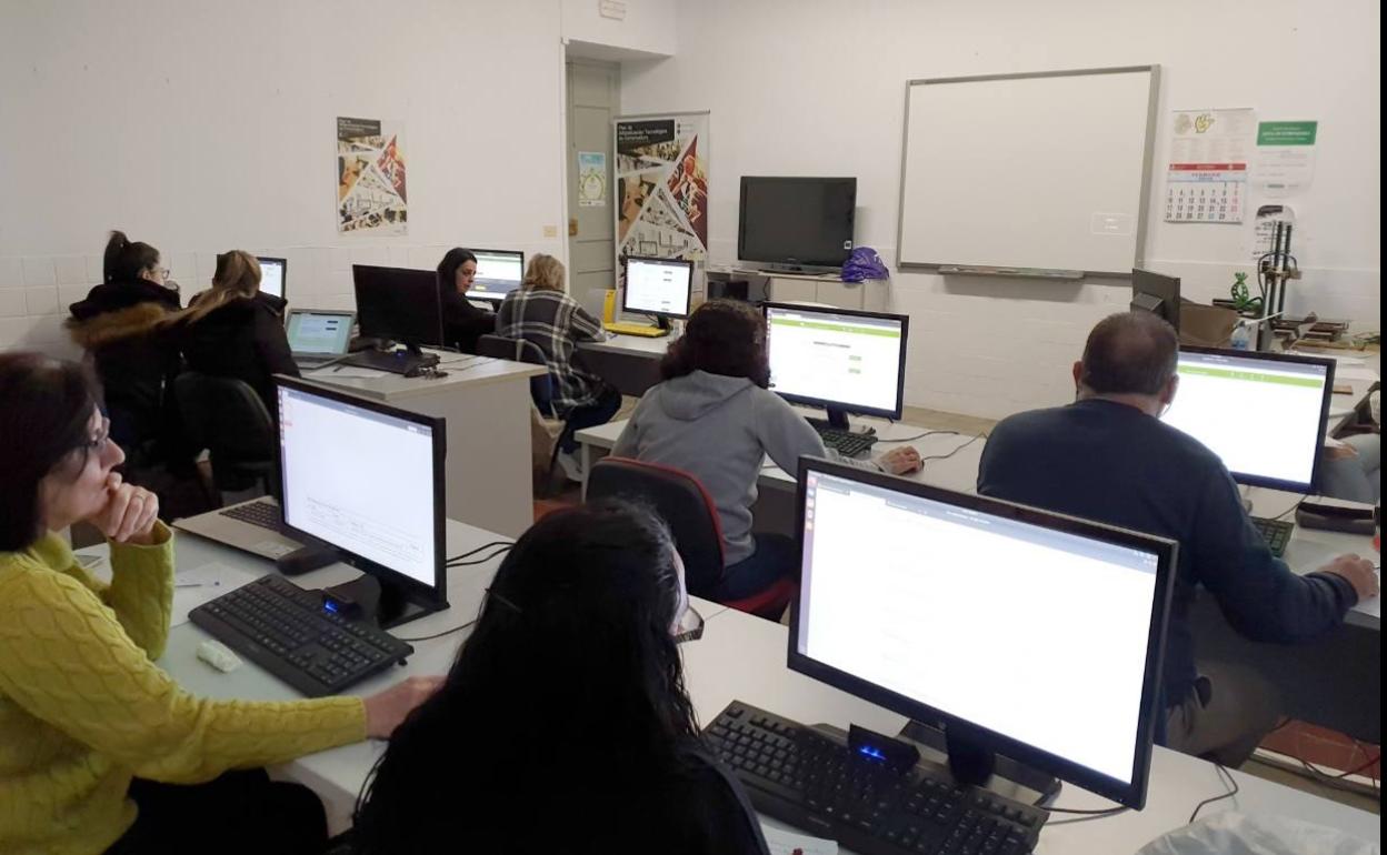 Usuarios en un taller impartido por el Nuevo Centro del Conocimiento de Jerez.