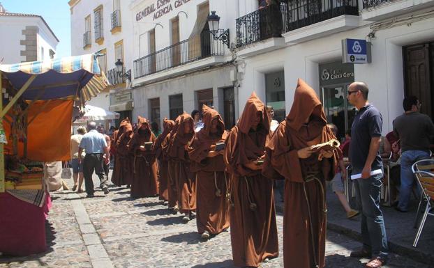 Desfile de monjes, en el teatro de calle, 2007.