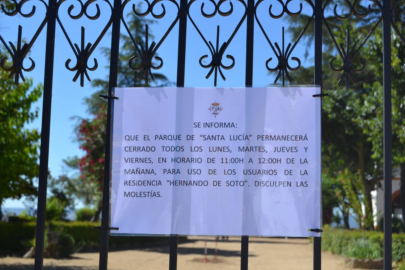 Se han colocado carteles informativos en las dos puertas del parque.