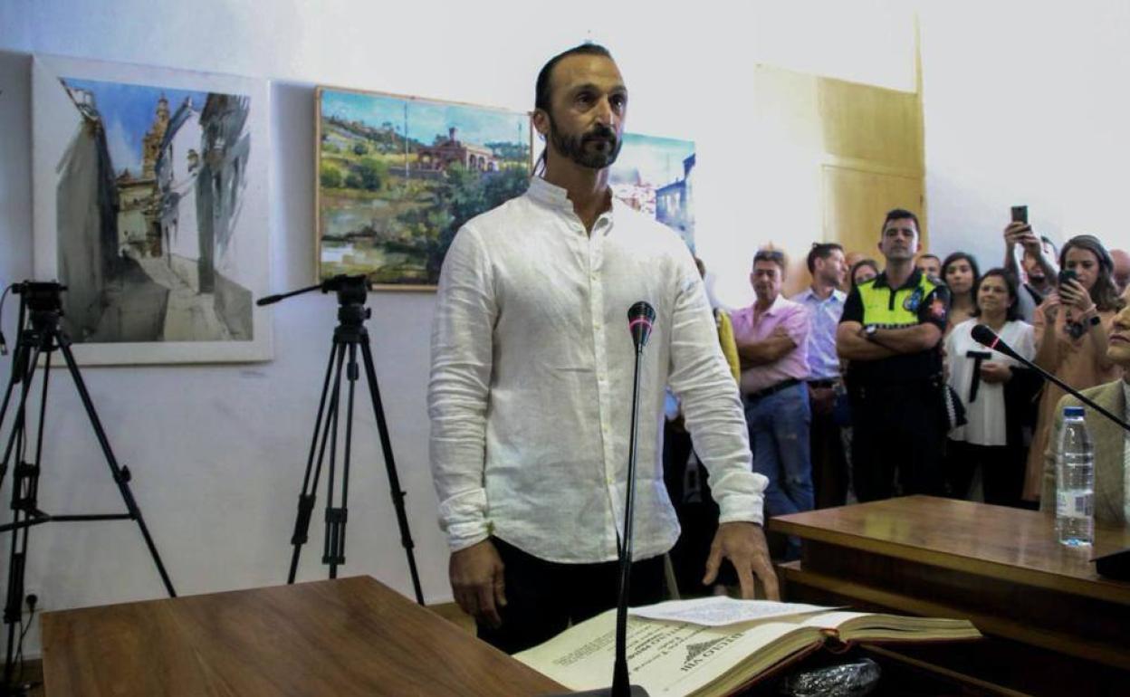 Juan Carlos Santana promete su cargo de alcalde de Jerez.