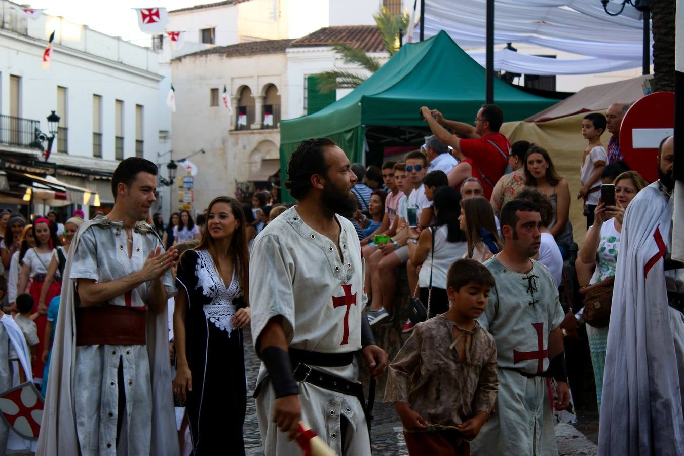 Escena de animación de calle en la fortaleza templaria.