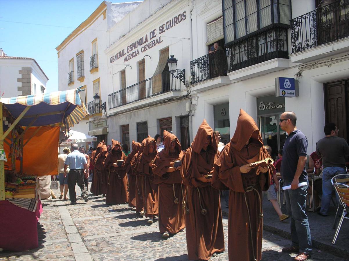 Escena de animación de calle en la fortaleza templaria.