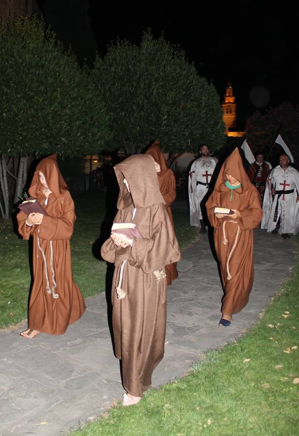 Escena de animación de calle en la fortaleza templaria.