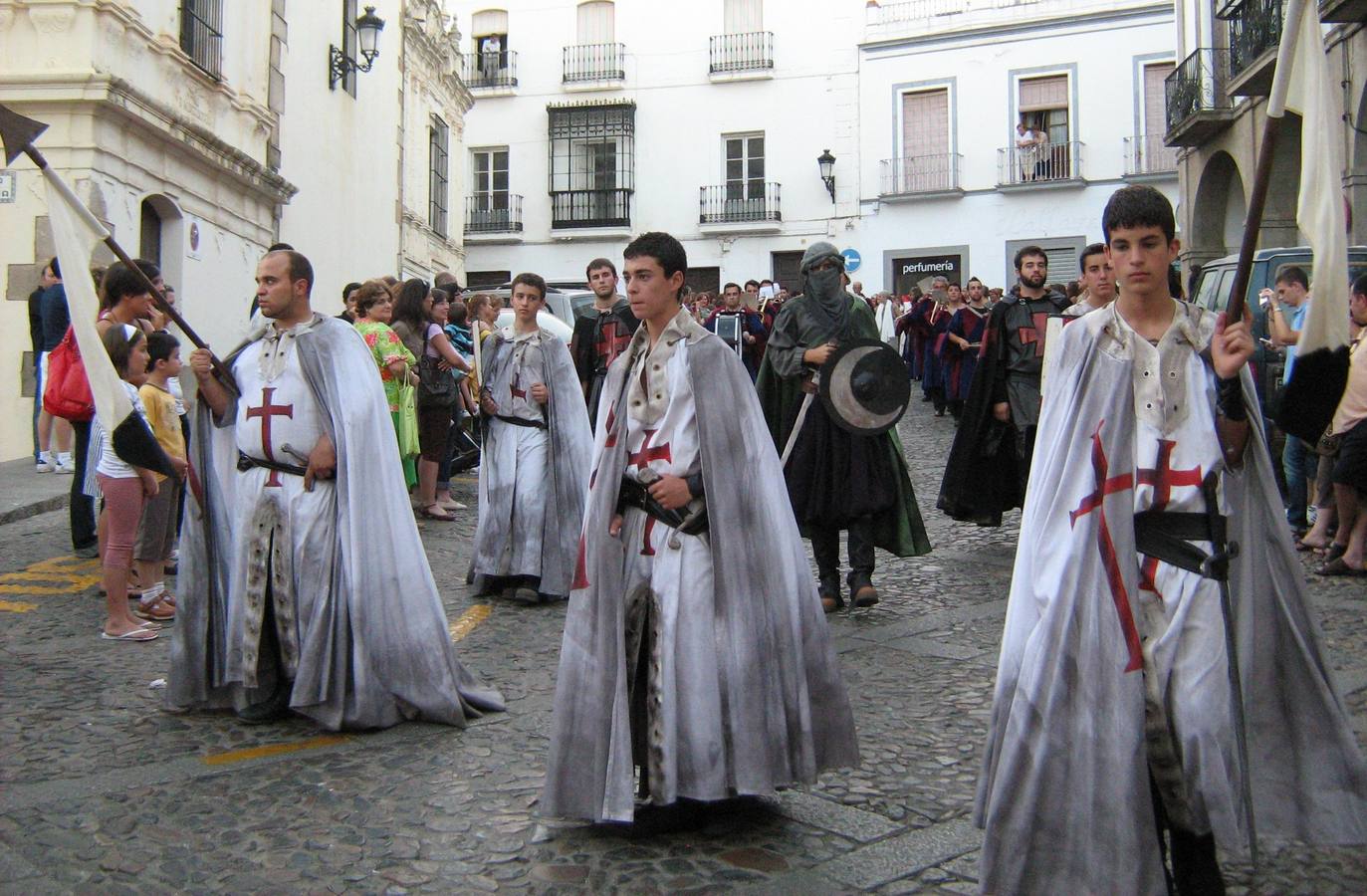 Escena de animación de calle en la fortaleza templaria.
