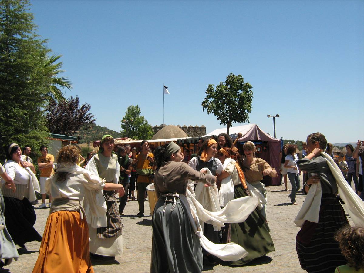 Escena de animación de calle en la fortaleza templaria.