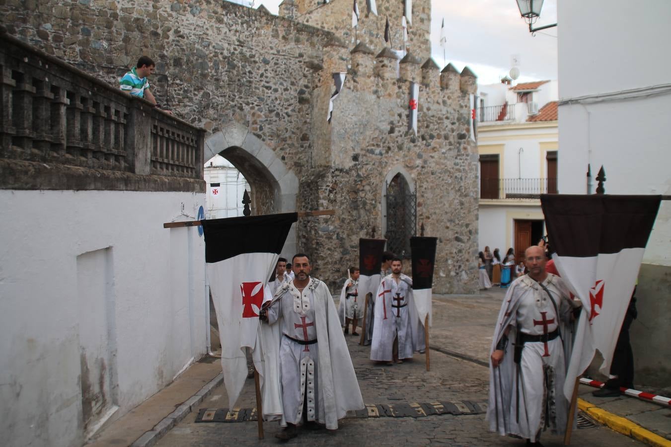 Escena de animación de calle en la fortaleza templaria.