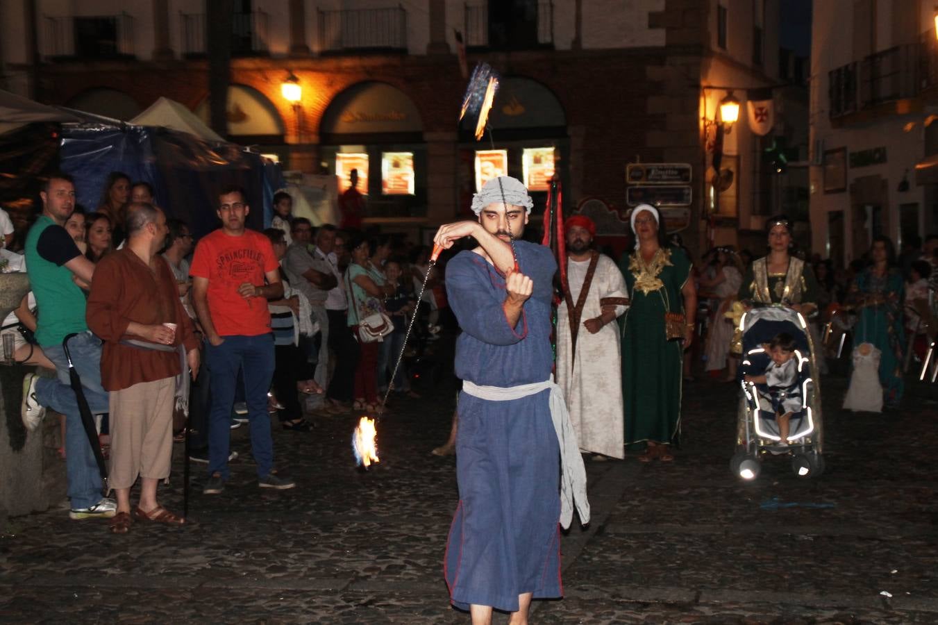 Escena de animación de calle en la fortaleza templaria.