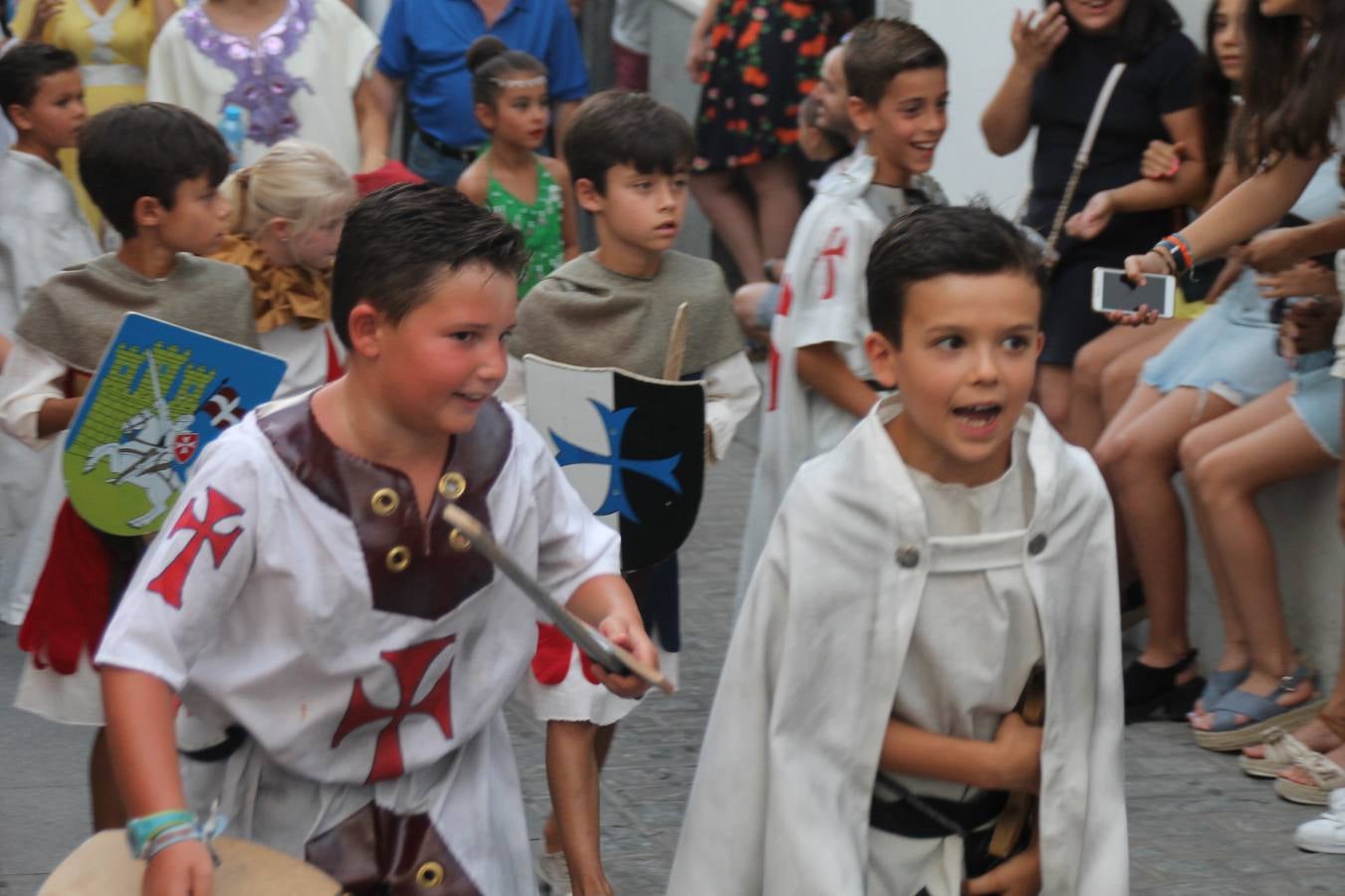 Escena de animación de calle en la fortaleza templaria.