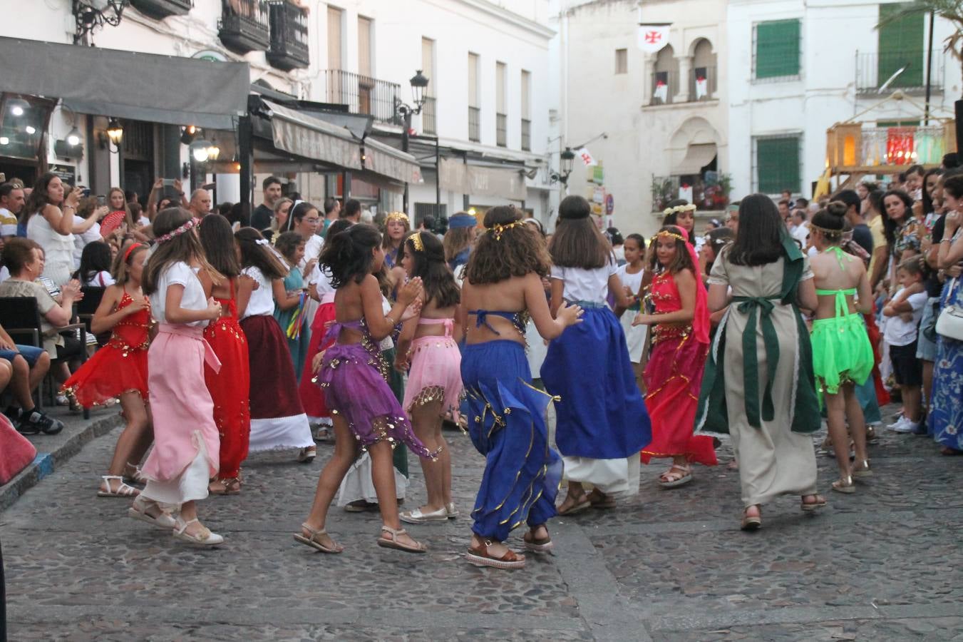 Escena de animación de calle en la fortaleza templaria.