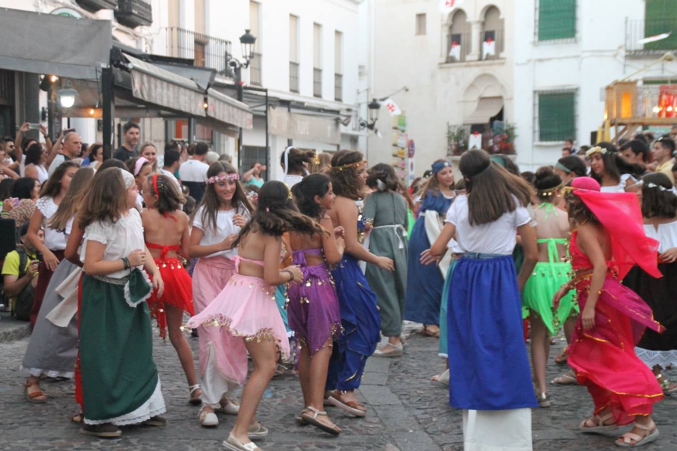 Escena de animación de calle en la fortaleza templaria.