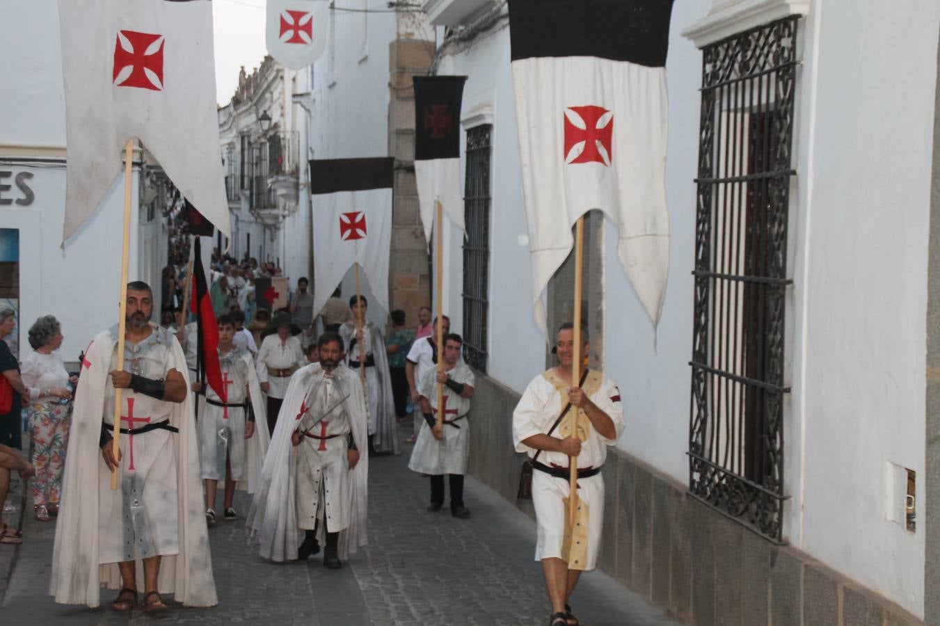 Escena de animación de calle en la fortaleza templaria.