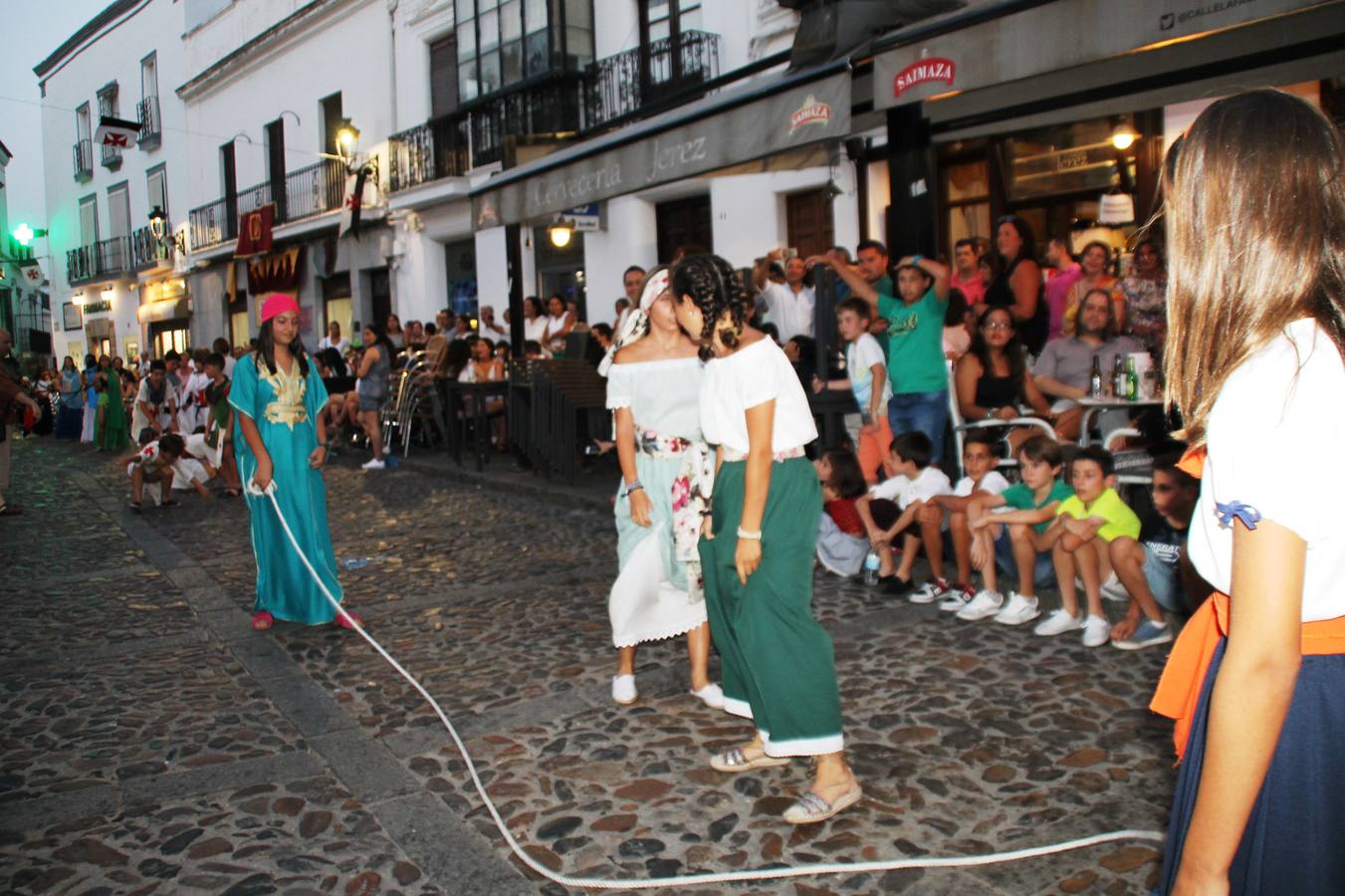 Escena de animación de calle en la fortaleza templaria.