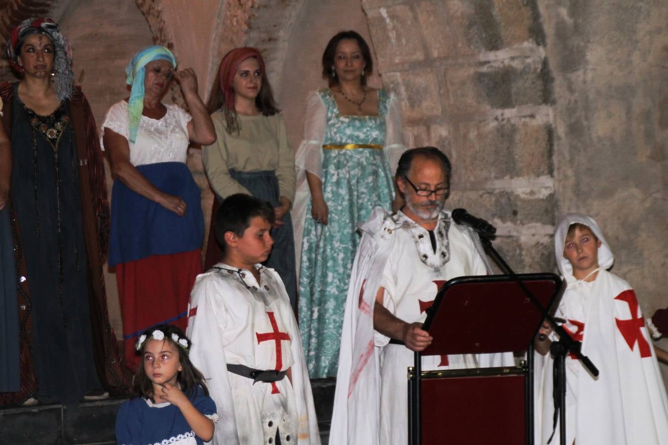 Escena de animación de calle en la fortaleza templaria.