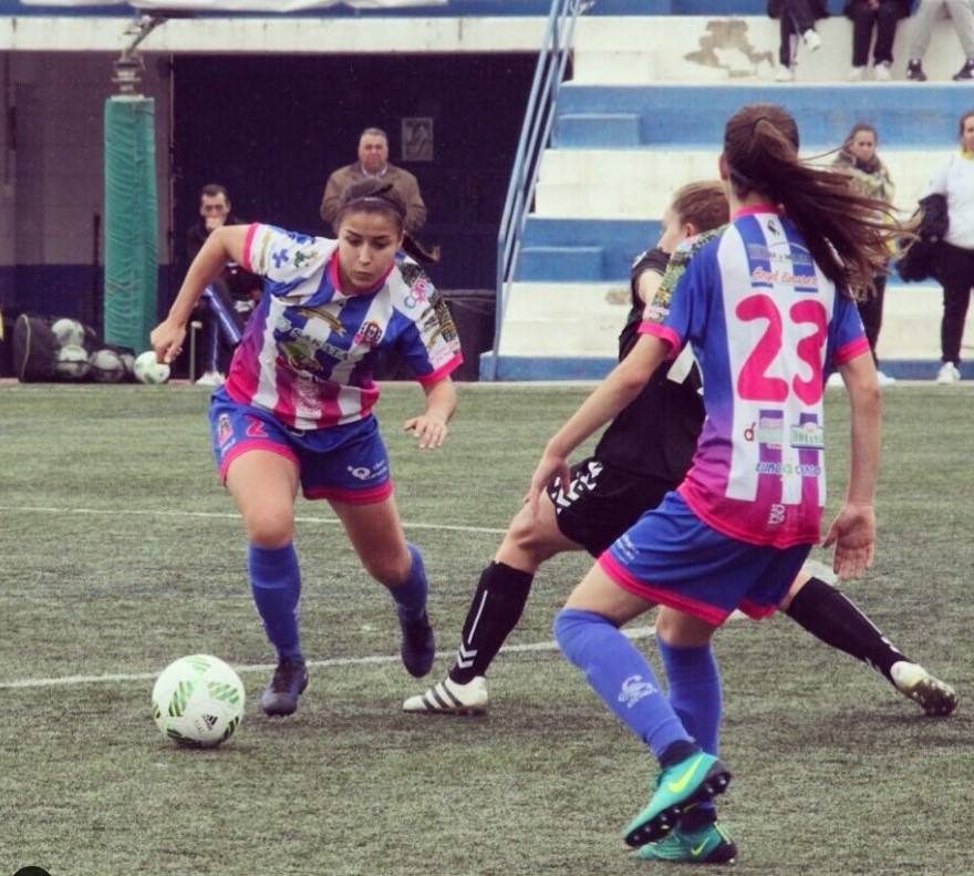 Julia Sebastíán en plena acción en el campo.