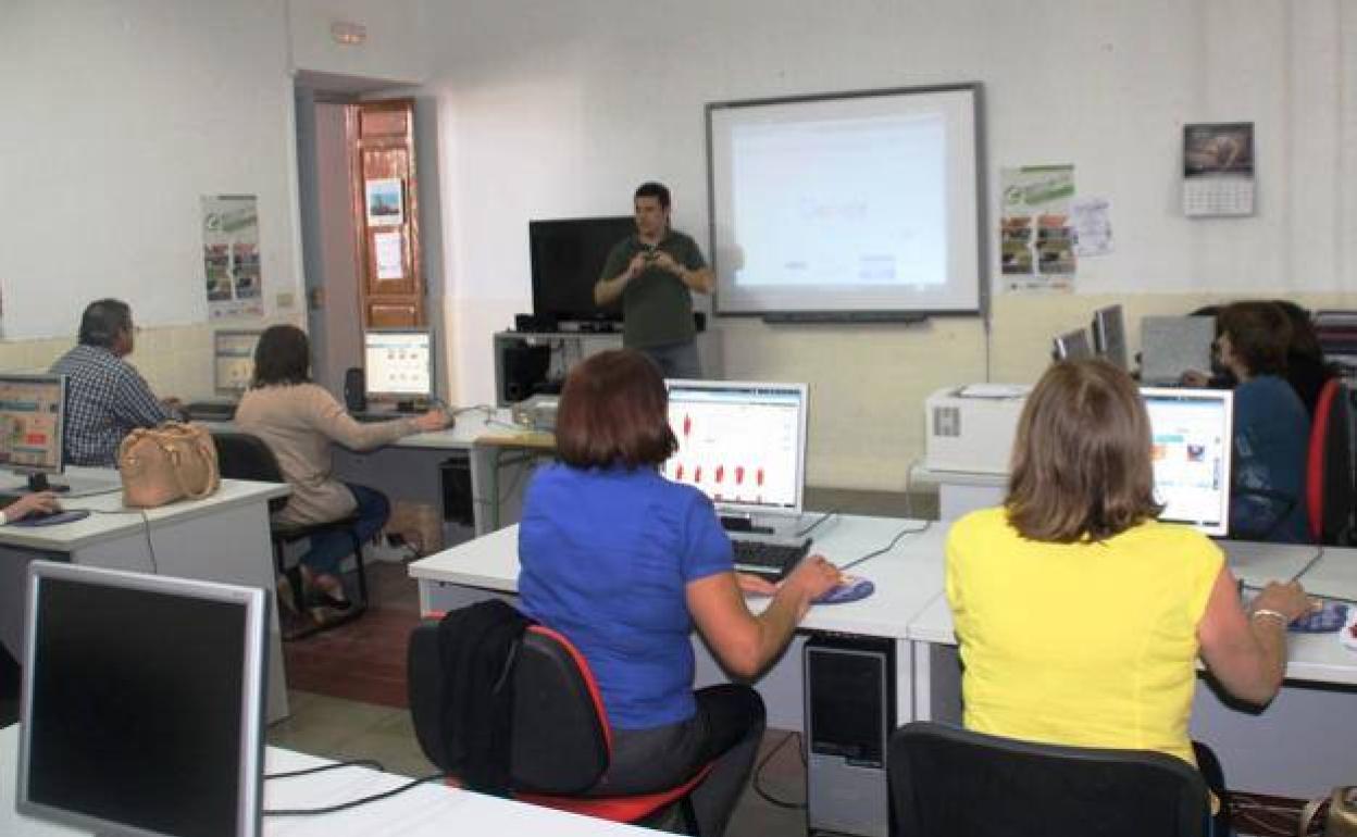 Usuarios participantes en un Taller de formación en el NCC de Jerez.