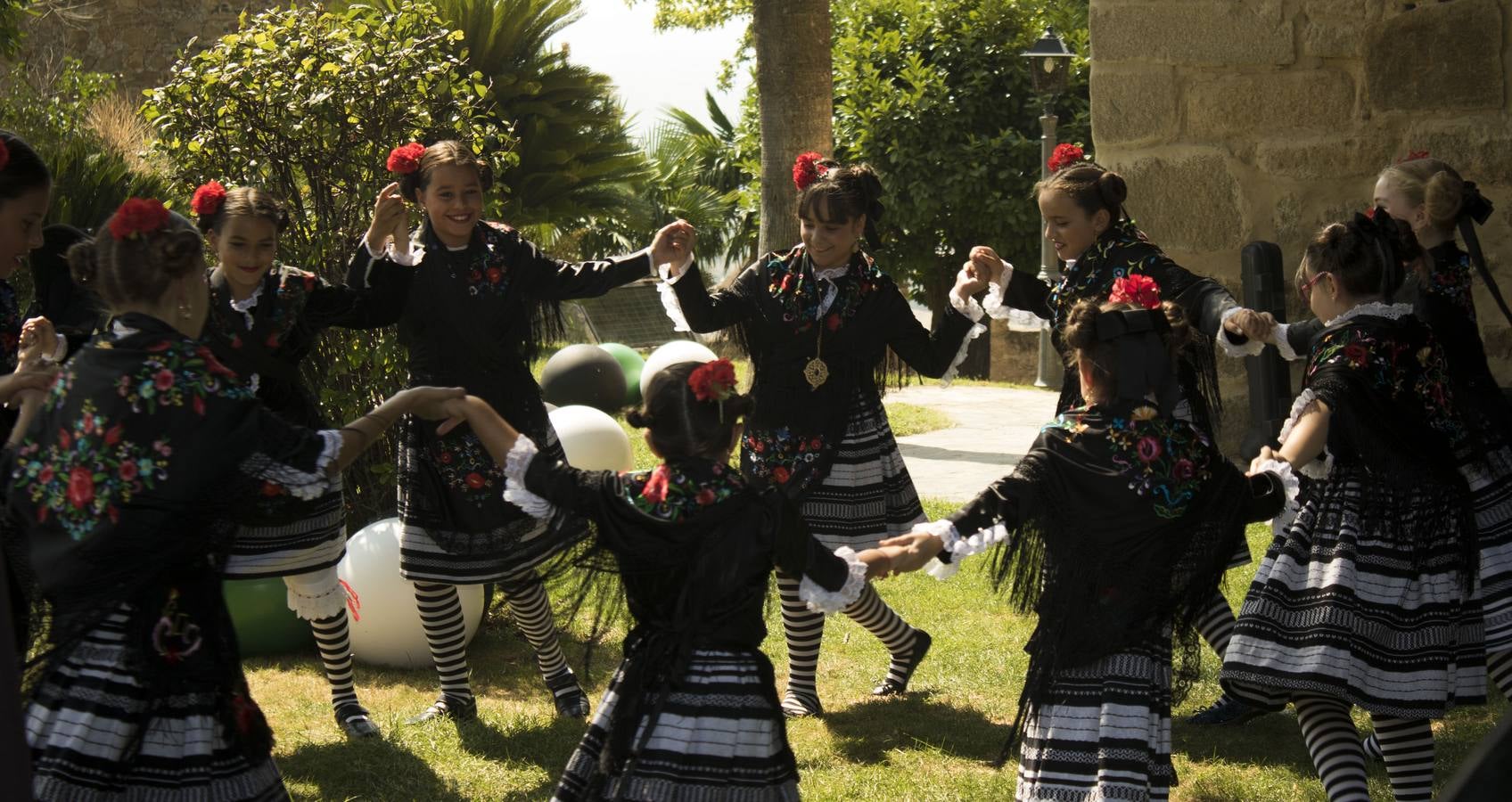 Alumnas del grupo 'Jara y Jerez' en una de sus actuaciones de bailes regionales.