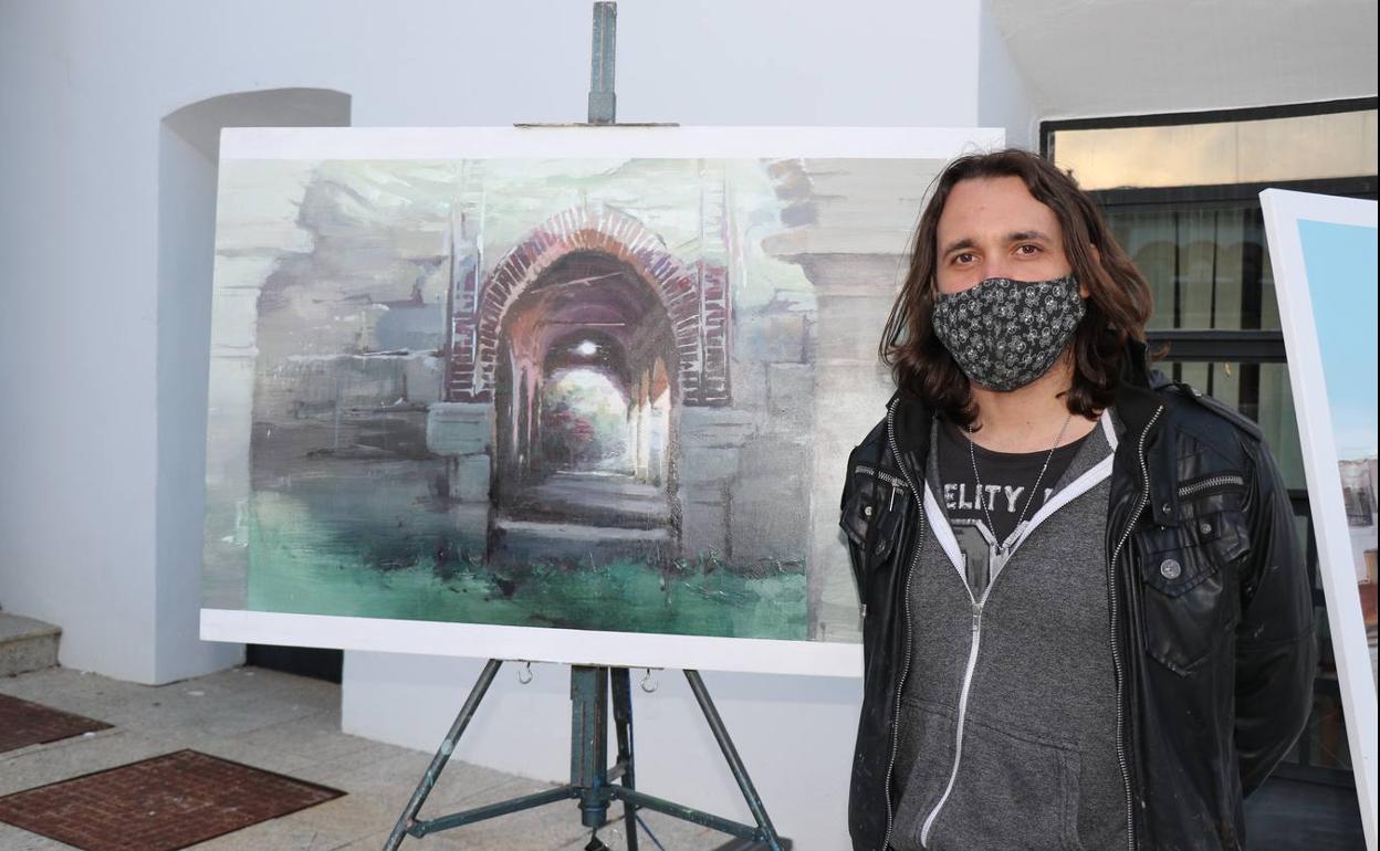 Javier Martín junto a su obra.