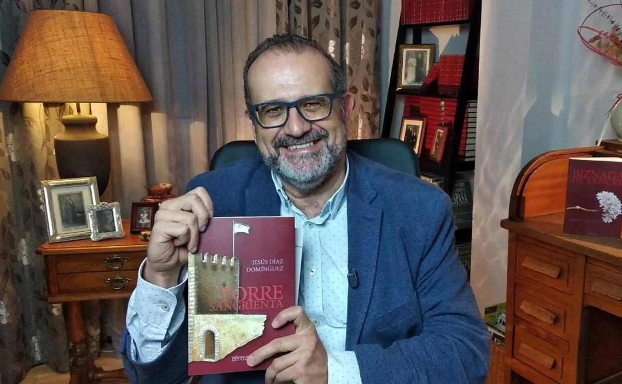 Jesús Díaz Domínguez con la novela 'La Torre Sangrienta'.