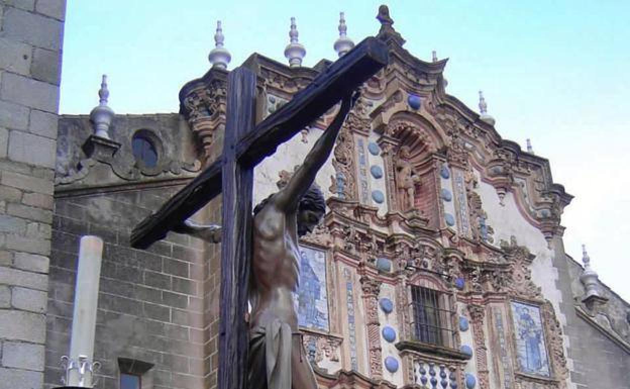 Cristo de la Piedad, de la Archicofradía del Santísimo Sacramento de Jerez de los Caballeros, durante su procesión del Jueves Santo. 