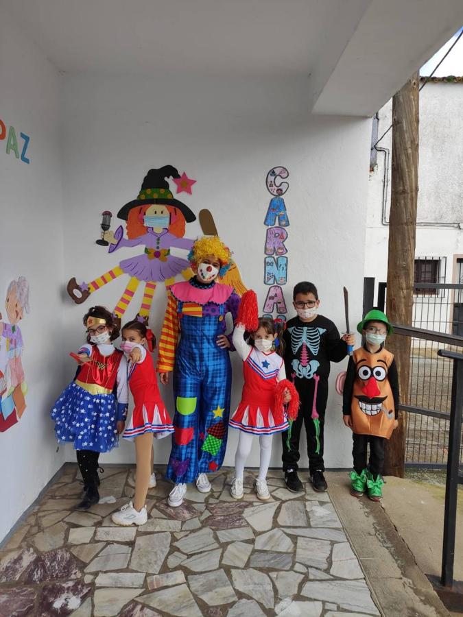 Fotos: Los centros educativos festejan en las aulas un Carnaval sin desfiles en las calles