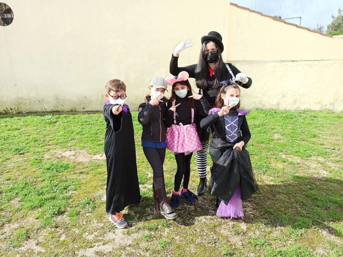 Fotos: Los centros educativos festejan en las aulas un Carnaval sin desfiles en las calles