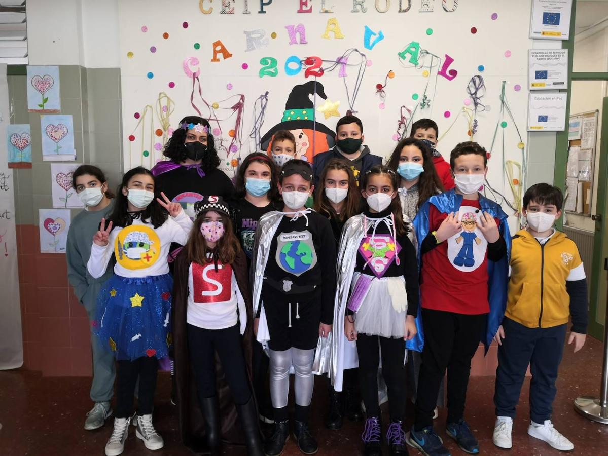 Fotos: Los centros educativos festejan en las aulas un Carnaval sin desfiles en las calles