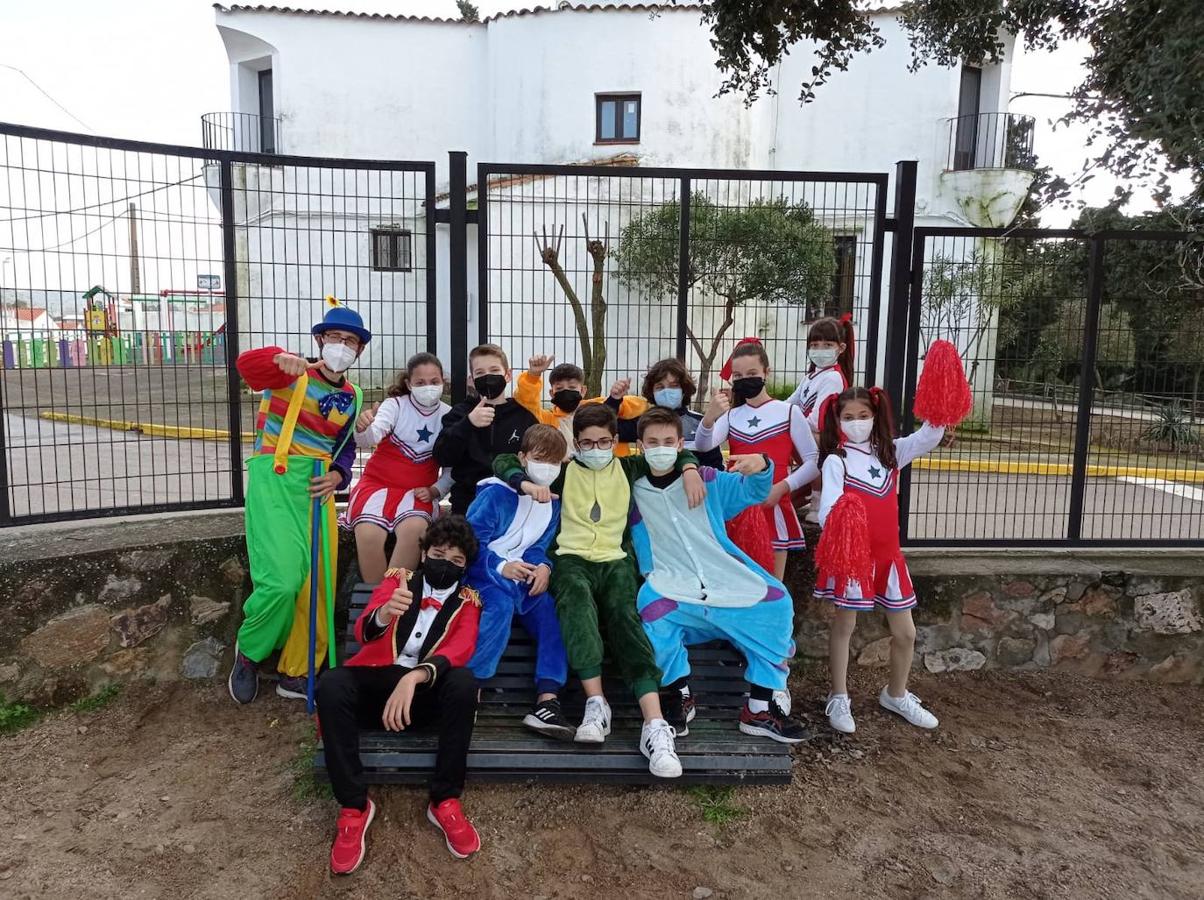 Fotos: Los centros educativos festejan en las aulas un Carnaval sin desfiles en las calles