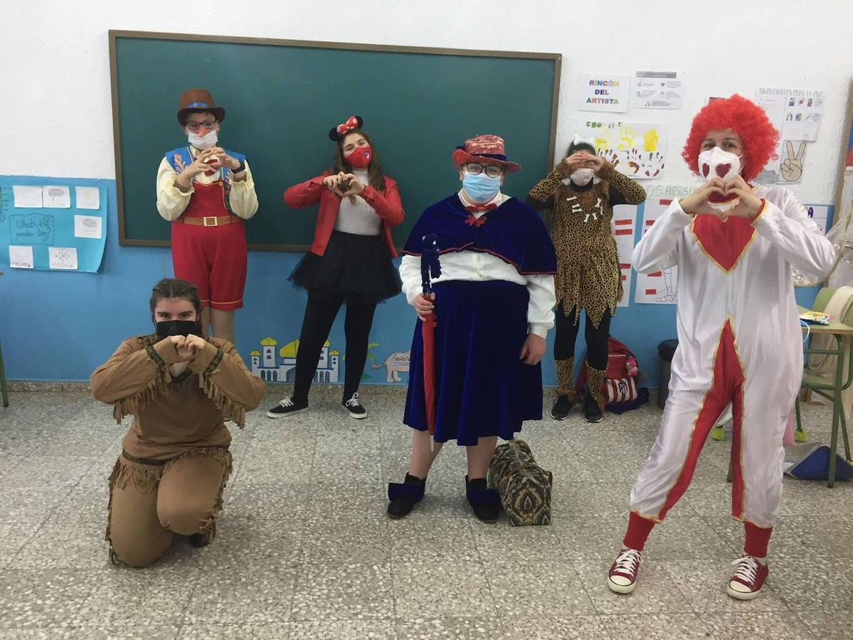 Fotos: Los centros educativos festejan en las aulas un Carnaval sin desfiles en las calles