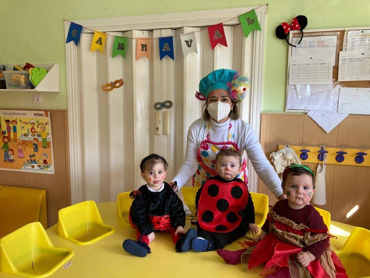 Fotos: Los centros educativos festejan en las aulas un Carnaval sin desfiles en las calles