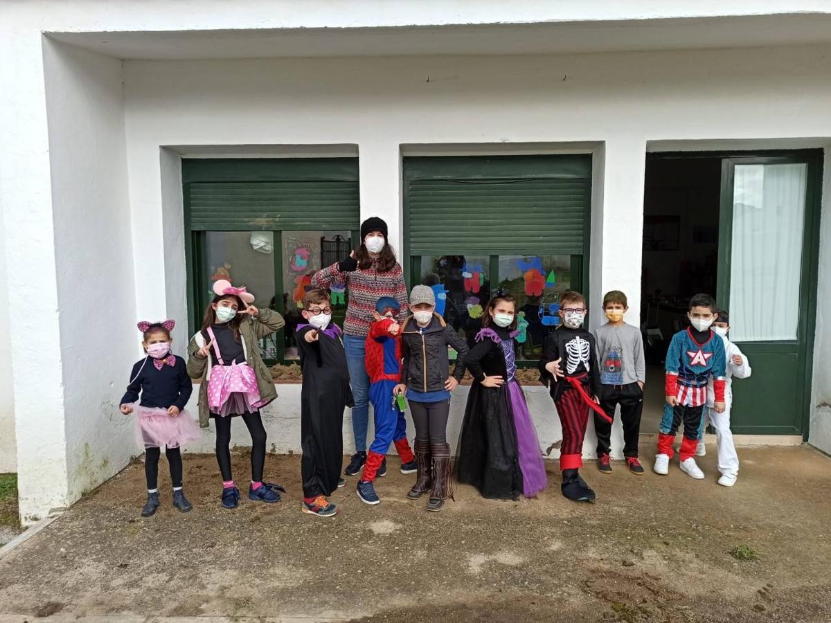 Fotos: Los centros educativos festejan en las aulas un Carnaval sin desfiles en las calles