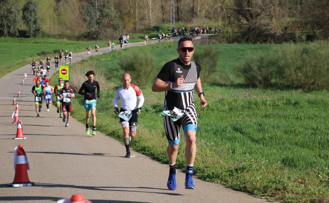 Carlos Cobos y María Remedios Mendoza ganan el I Duatlón Cross 'Dehesa de Jerez'