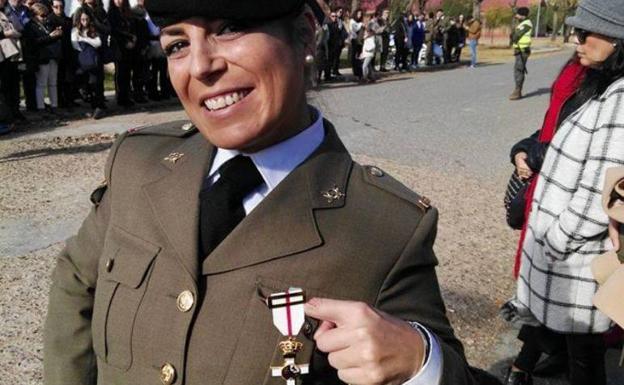 Natalia Delgado Gordillo con su medalla al mérito militar. 