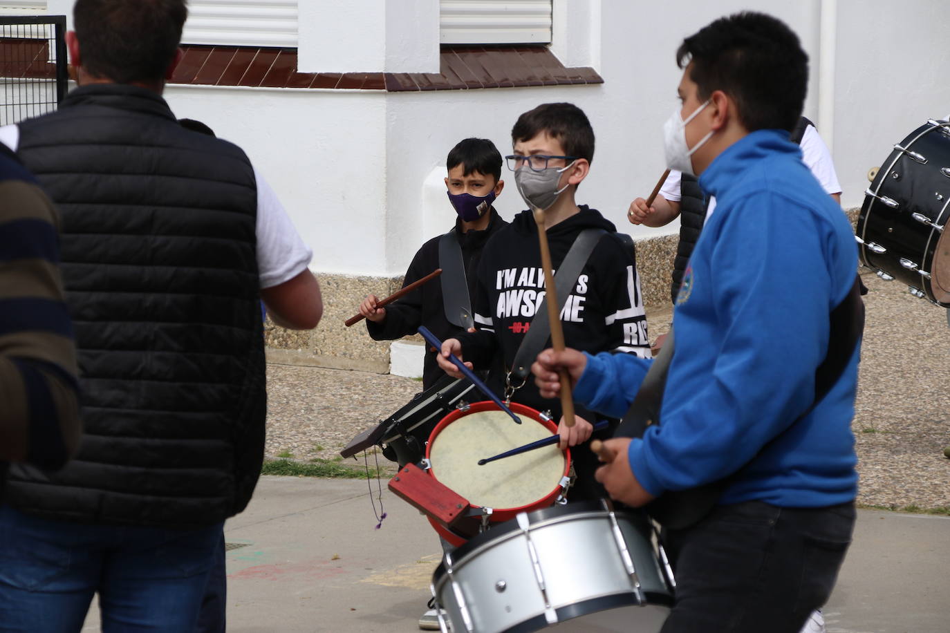 Fotos: Los sones cofrades resuenan con fervor y júbilo en el CEIP &#039;El Rodeo&#039;
